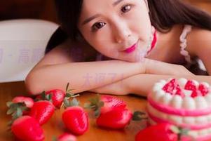 GIRLT果团网 - 高跟鞋新解：原图里的周大萌，斜着行走的样子太逗了！
