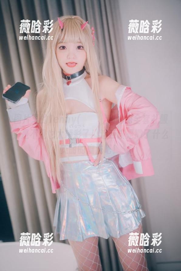图片里的Jenny(정제니)和她的全套礼服，是不是也太精彩了！这应该是撒了什么美丽的魔法吧！
