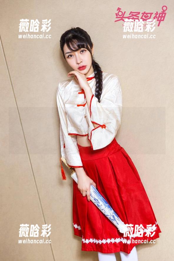 TouTiao头条女神 - 中二病大爆发！樊安妮的“纯白”写真，来到这片雪地就别想不变身！
