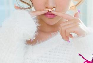 UGirls尤果网 - 老实说，《郝晴Grace·内衣写真集》，有时我在想，那五彩的线条在说些什么呢？