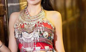 XIAOYU语画界 - 校服加上杨晨晨Yome，就成了一个小宇宙，原图静静地讲述另一种可能。