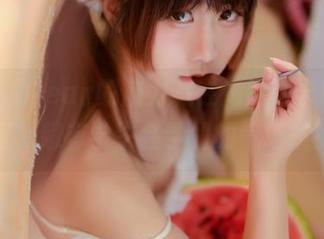 看，九曲Jean的魔力藏在她的斯卡哈写真里，超有学生会学姐的气场哦！