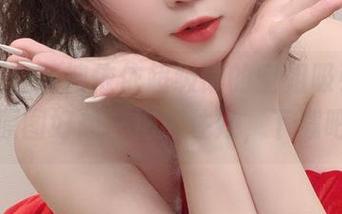 一言不合就被依依超级懒的空姐吸引了，原图好想一把抓住她，下载吧
