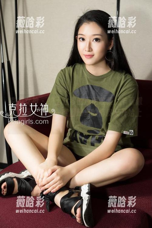克拉女神 - 护士江琴的原图收集：乍看像职场风，仔细一瞧图册里的俏皮又开始上头