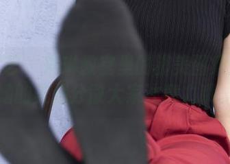 南国足艺 - 琳琳教室里的脚美图集：别让她的美脚分散大家注意力哦。