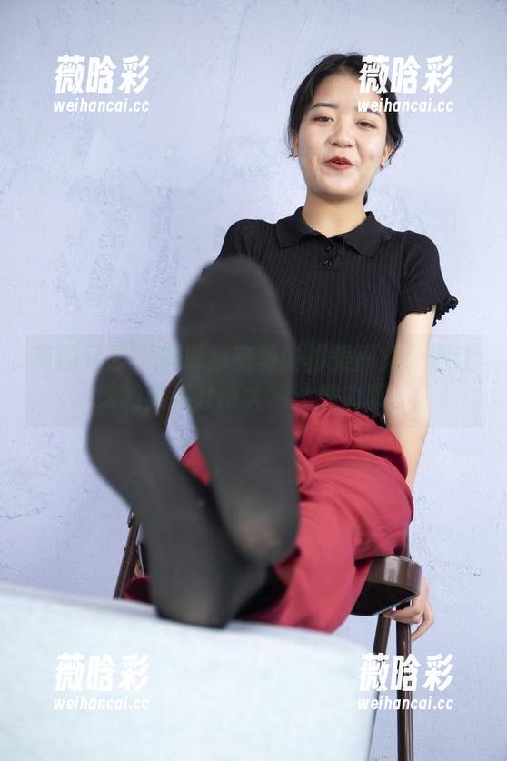 南国足艺 - 琳琳教室里的脚美图集：别让她的美脚分散大家注意力哦。
