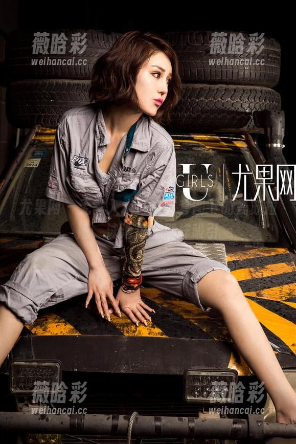 尤果网 - 无需入水，高清套图下的曼苏拉娜，泳池边的别样吸引