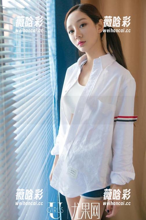 尤果网 - 艾霓莎的美图：游泳池里的“水”上舞者！
