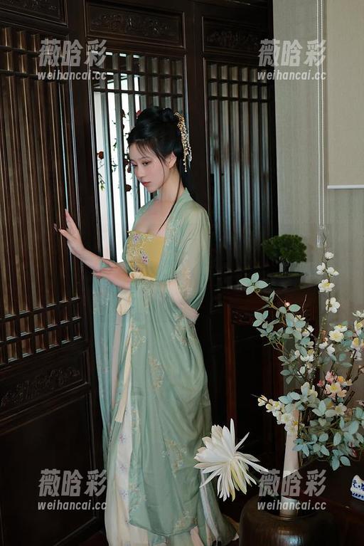 夏日限定泳池，年年Nnian原图来了！水面出奇的平静，友情提示：一定要牢记防滑！