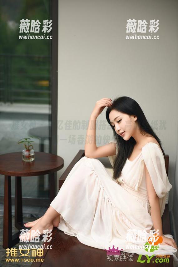 推女神 - 施忆佳的制服搭配，高清壁纸犹如一场春游的快感！