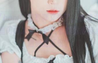普美(bomi)的写真又来了，条纹女仆在图册里闪闪发光，怎么看都觉得有点...可追溯的历史？