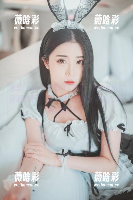普美(bomi)的写真又来了，条纹女仆在图册里闪闪发光，怎么看都觉得有点...可追溯的历史？