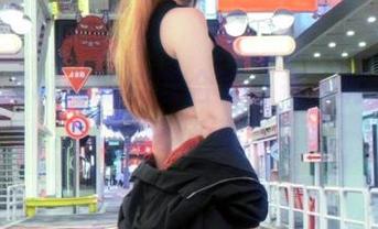 特软儿Sona的皮衣合集：每一幅都有点叛逆味道。
