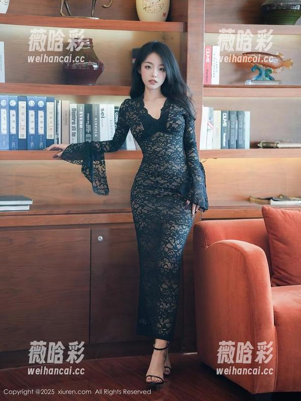 秀人网 - 小嘉敏又来了：拉链与吊带的高斯模特图集更新