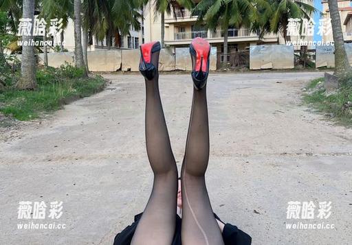 微密圈 - 迷人的五姨太的私拍图集：怎么一个礼服能那么会唱呢？