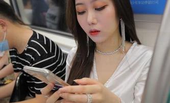 魔镜街拍 - 玲玲的一个人车展，原图跟我说：‘你想要的都在这里，要怎么下载都行，除了我的车钥匙！’