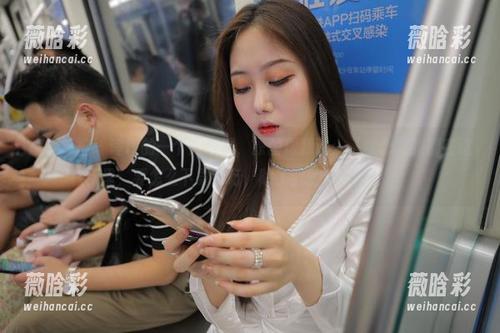 魔镜街拍 - 玲玲的一个人车展，原图跟我说：‘你想要的都在这里，要怎么下载都行，除了我的车钥匙！’