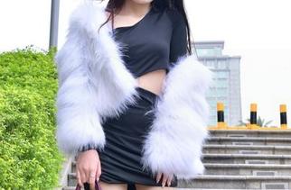 路过琶醍轻轨，“魔镜街拍”献上白色吊带肉丝美女，美图让人停不下眼睛！