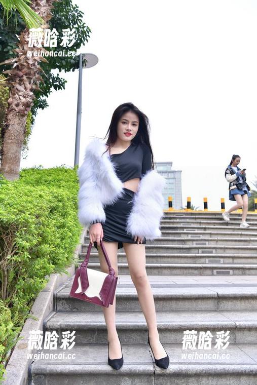 魔镜街拍 路过琶醍轻轨,“魔镜街拍”献上白色吊带肉丝美女,美图让人停不下眼睛!
