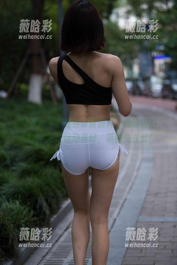 灰蓝瑜伽裤小姐姐最新照片，魔镜街拍，心中默念：运动虽好，摄像头在此！